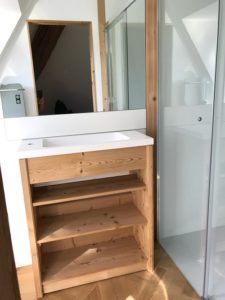 Réalisation d'un meuble de salle de bain en bois épicéa chauffé brossé